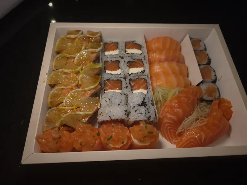 Combinado de delivery com sashimis, uramakis e niguiris