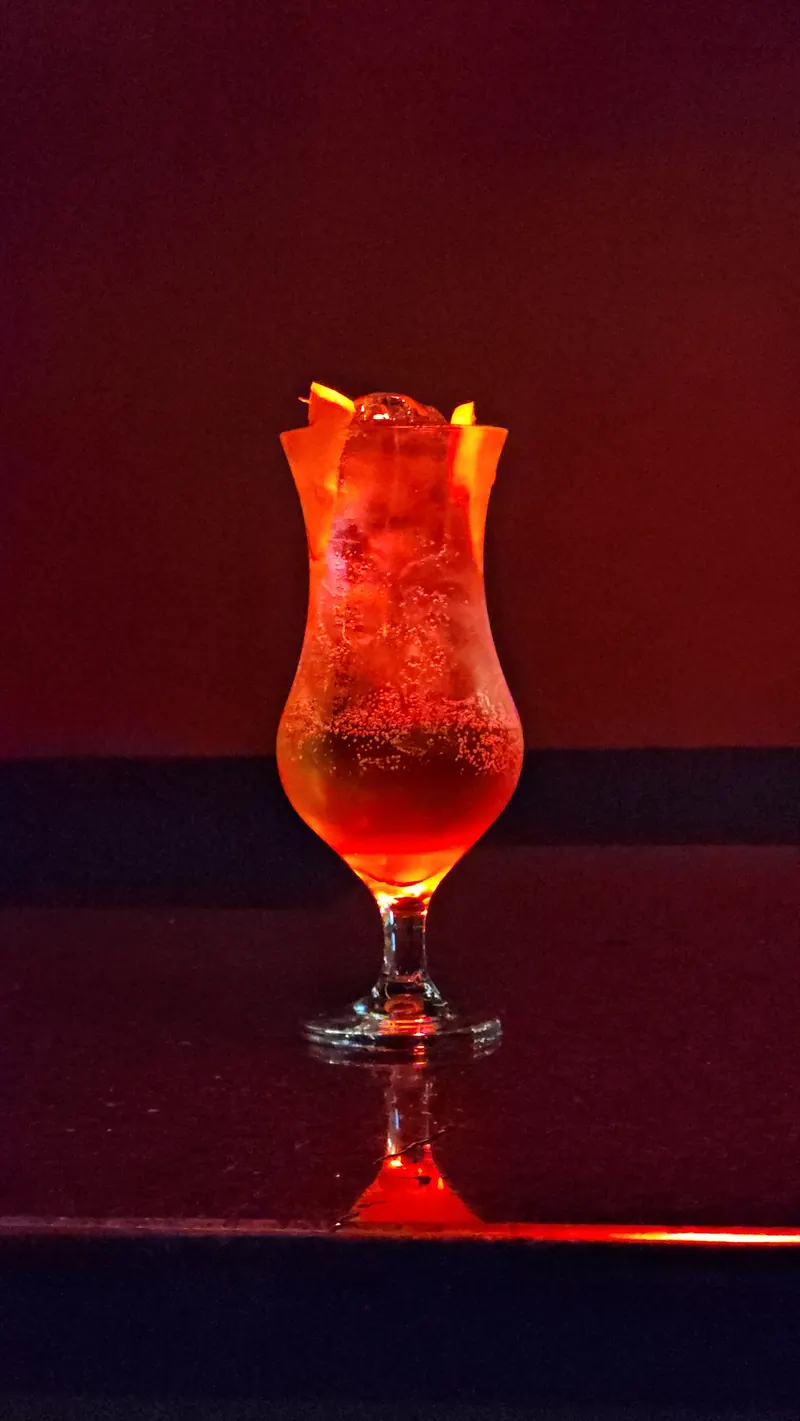 Drink vermelho em taça alta