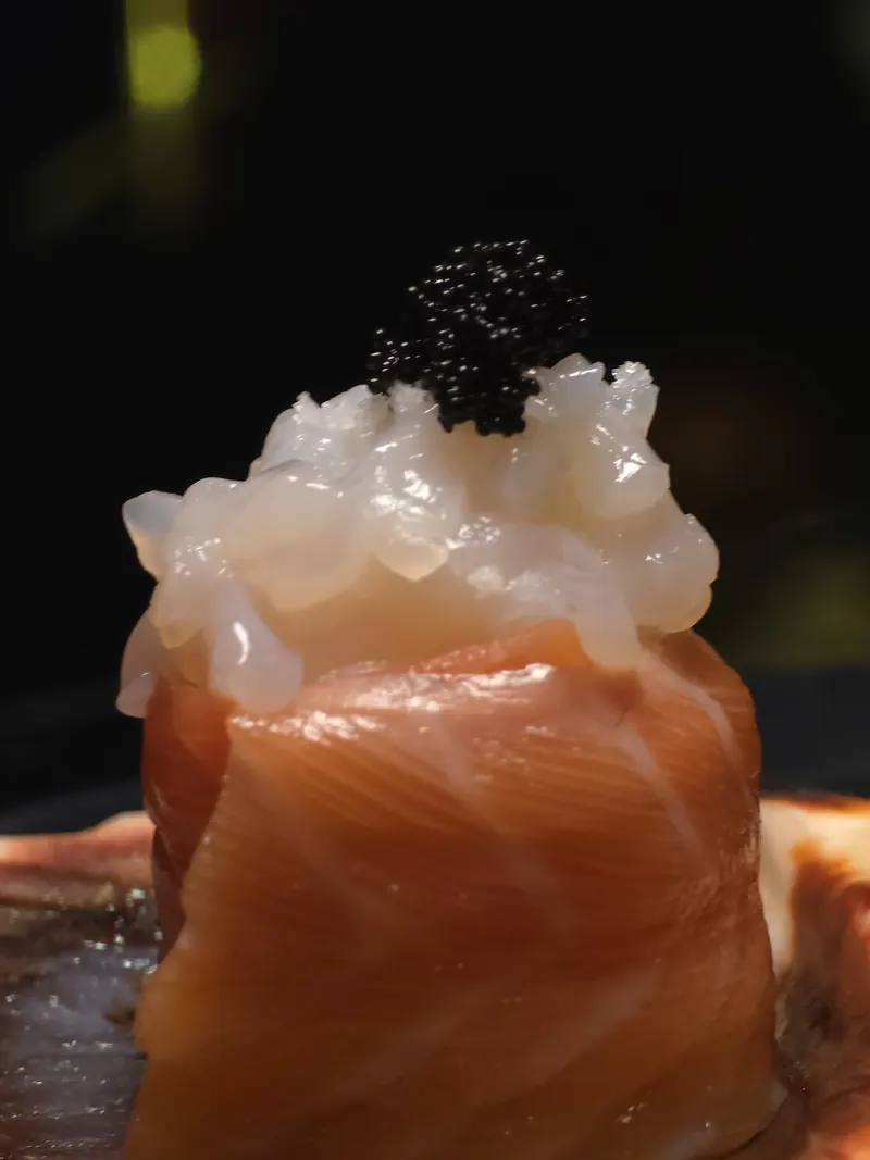 Niguiri de salmão com lula e ovas pretas