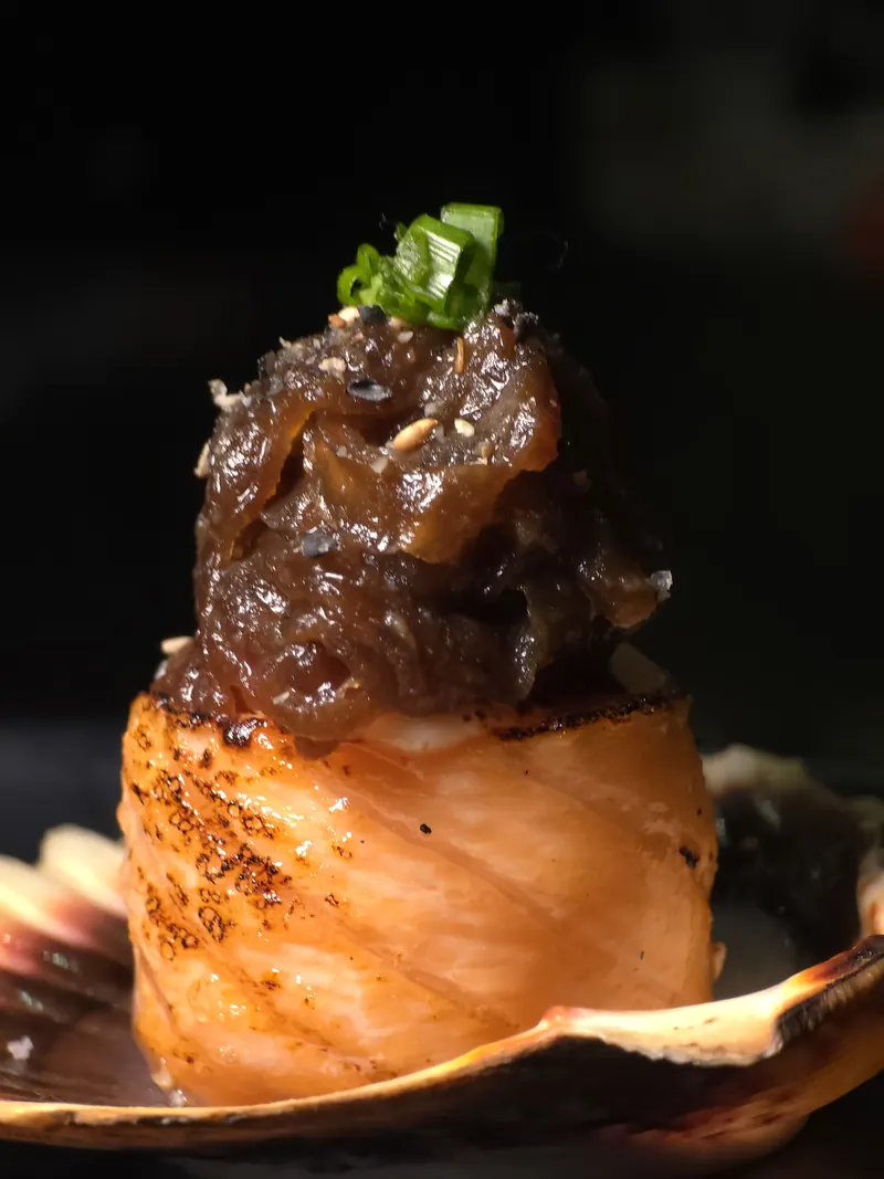 Salmão maçaricado com cebola caramelizada na concha